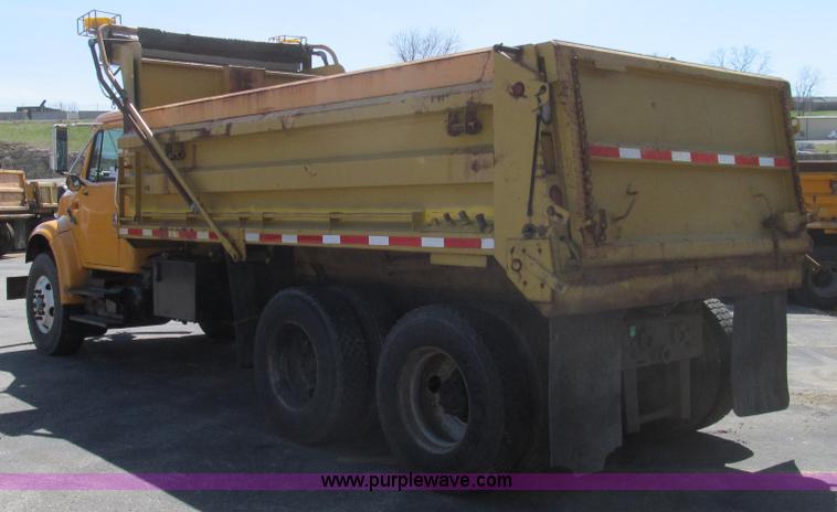 image for item E3857 1999 International 4900 dump truck