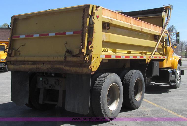 image for item E3857 1999 International 4900 dump truck