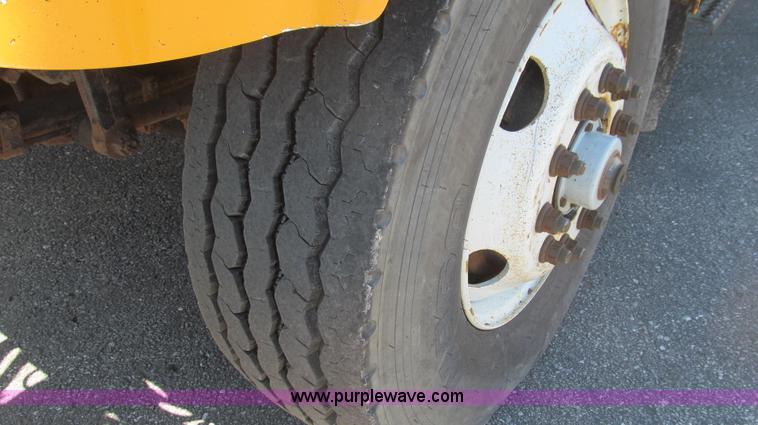 image for item E3857 1999 International 4900 dump truck