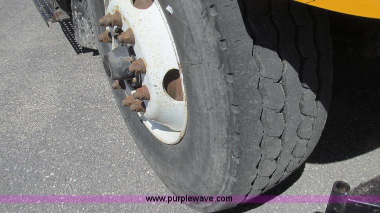 image for item E3857 1999 International 4900 dump truck