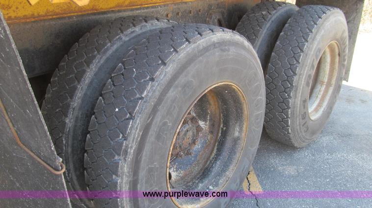 image for item E3857 1999 International 4900 dump truck