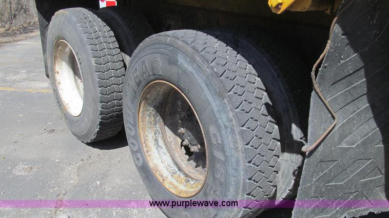 image for item E3857 1999 International 4900 dump truck