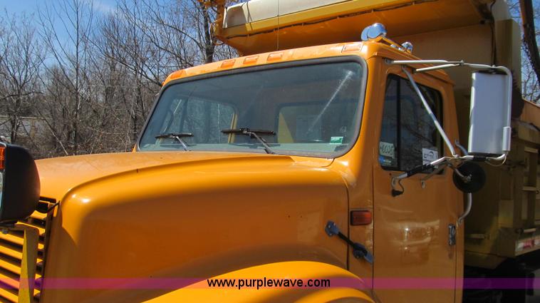 image for item E3857 1999 International 4900 dump truck