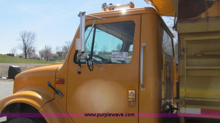 image for item E3857 1999 International 4900 dump truck