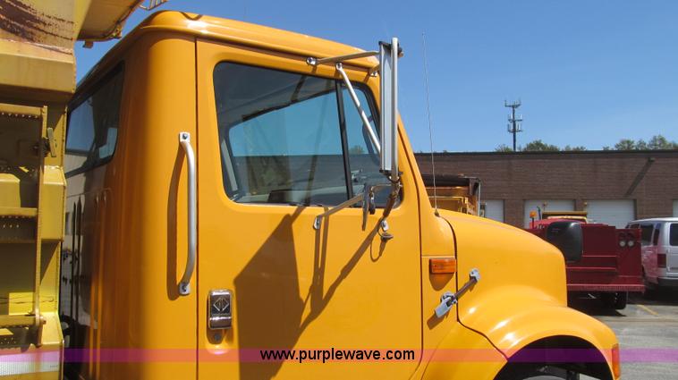 image for item E3857 1999 International 4900 dump truck