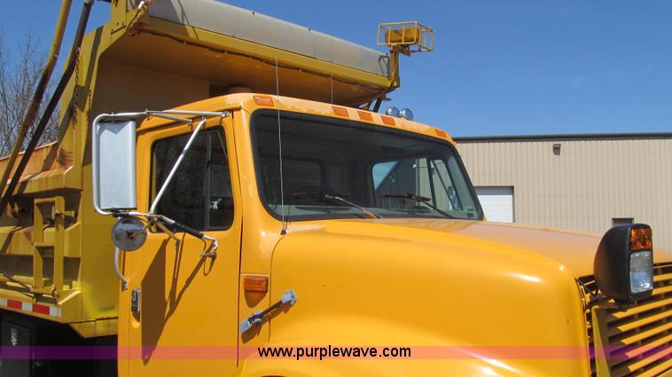 image for item E3857 1999 International 4900 dump truck