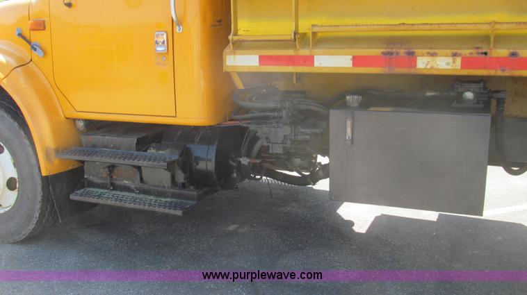 image for item E3857 1999 International 4900 dump truck