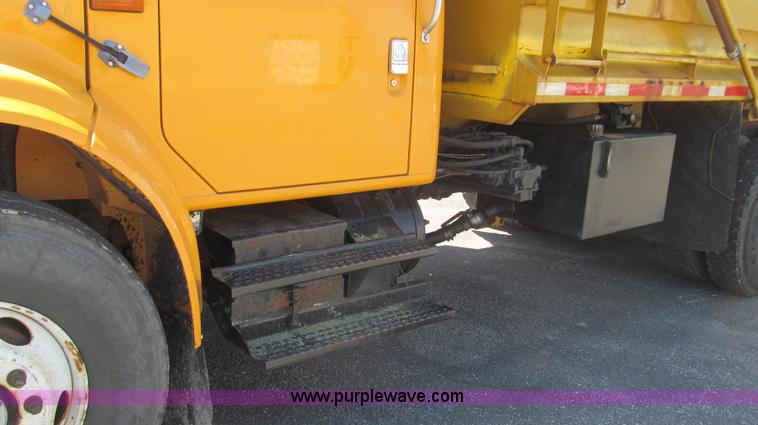 image for item E3857 1999 International 4900 dump truck