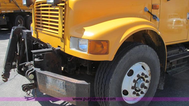 image for item E3857 1999 International 4900 dump truck