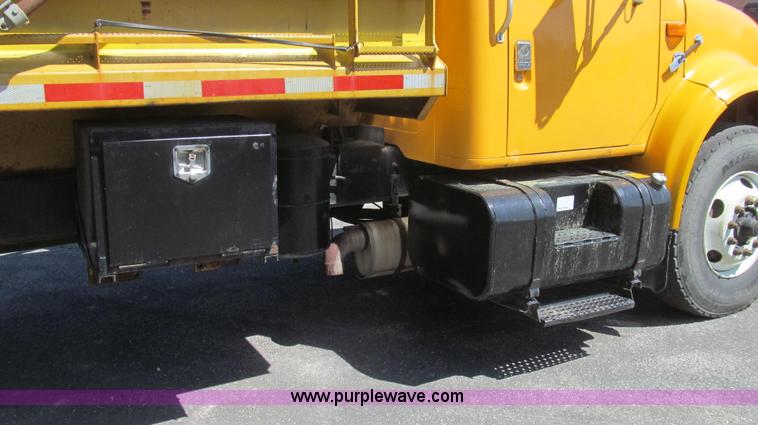 image for item E3857 1999 International 4900 dump truck