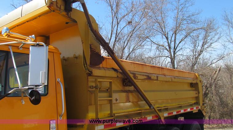 image for item E3857 1999 International 4900 dump truck