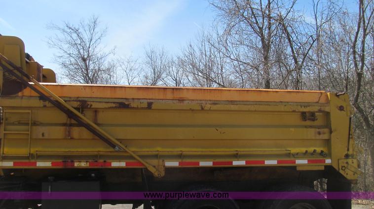 image for item E3857 1999 International 4900 dump truck