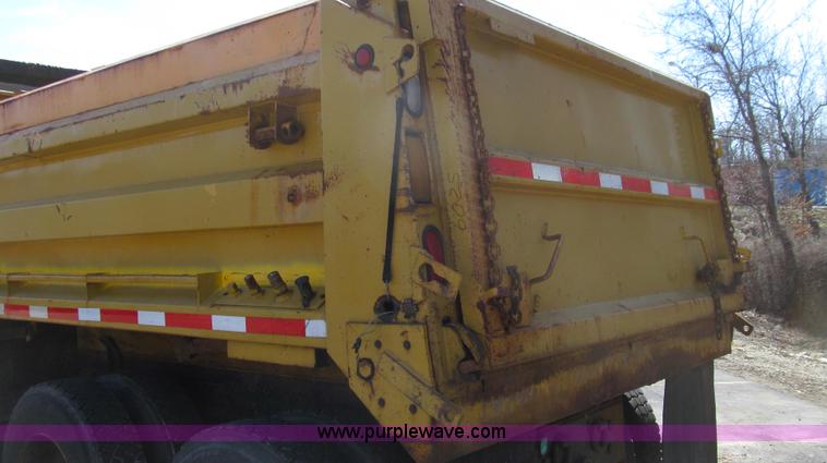 image for item E3857 1999 International 4900 dump truck