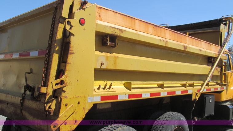 image for item E3857 1999 International 4900 dump truck