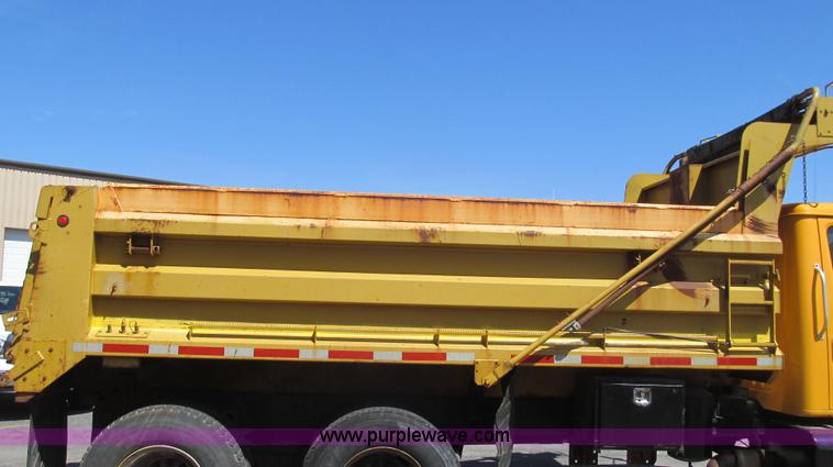 image for item E3857 1999 International 4900 dump truck