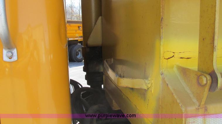 image for item E3857 1999 International 4900 dump truck