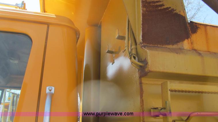 image for item E3857 1999 International 4900 dump truck