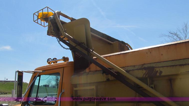 image for item E3857 1999 International 4900 dump truck