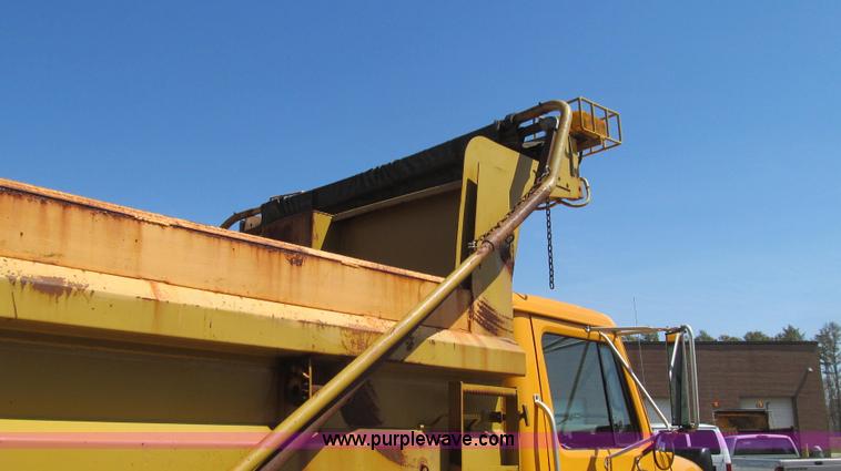 image for item E3857 1999 International 4900 dump truck