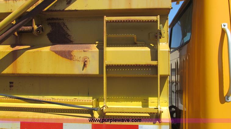 image for item E3857 1999 International 4900 dump truck