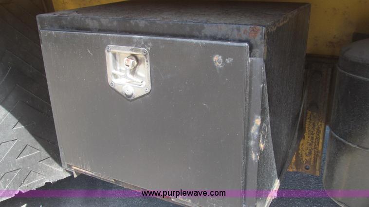 image for item E3857 1999 International 4900 dump truck