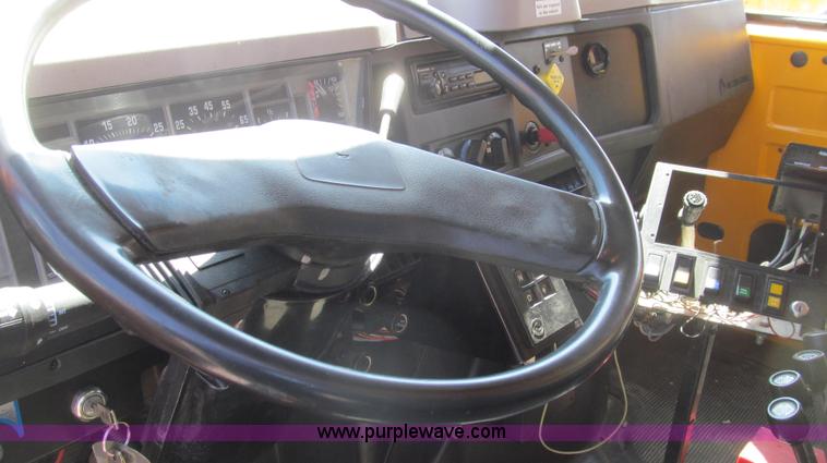 image for item E3857 1999 International 4900 dump truck