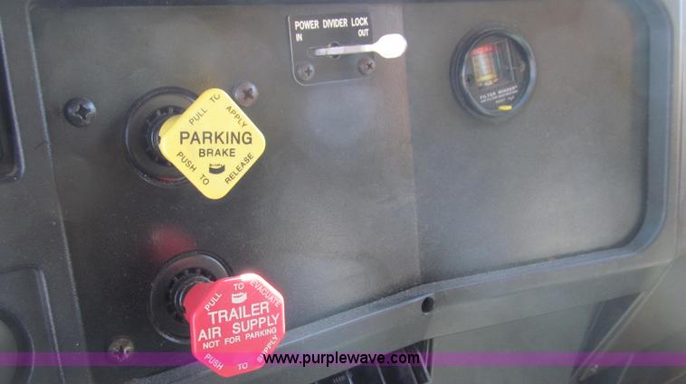 image for item E3857 1999 International 4900 dump truck