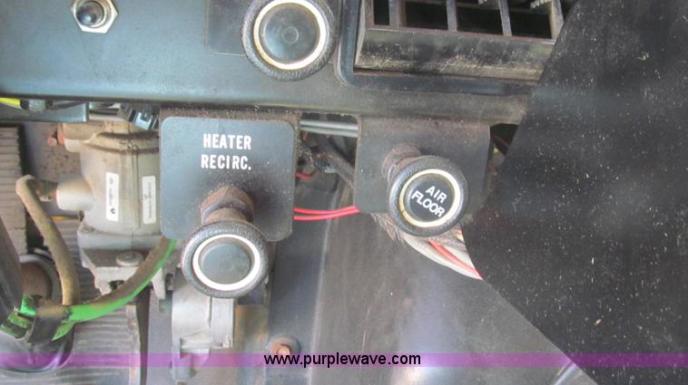 image for item E3857 1999 International 4900 dump truck