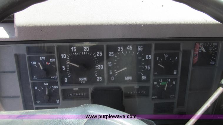 image for item E3857 1999 International 4900 dump truck