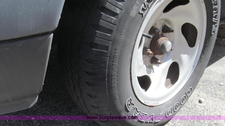 image for item E3860 2002 Ford F150 XL SuperCab pickup truck