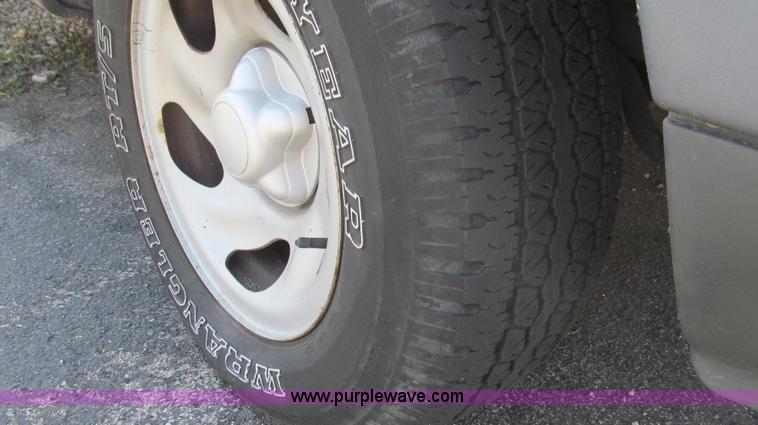 image for item E3860 2002 Ford F150 XL SuperCab pickup truck