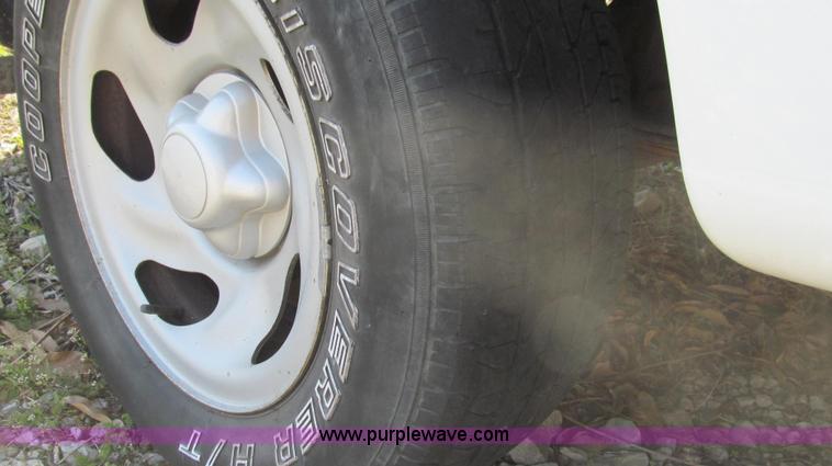 image for item E3860 2002 Ford F150 XL SuperCab pickup truck