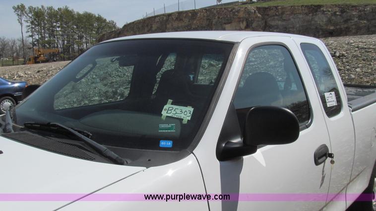 image for item E3860 2002 Ford F150 XL SuperCab pickup truck