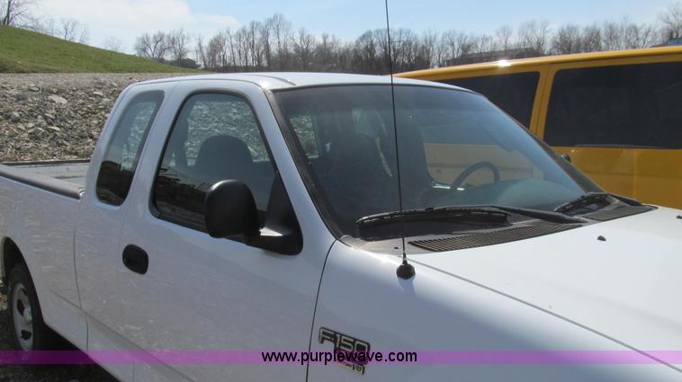 image for item E3860 2002 Ford F150 XL SuperCab pickup truck