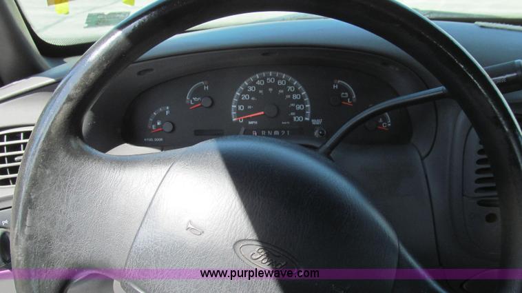 image for item E3860 2002 Ford F150 XL SuperCab pickup truck