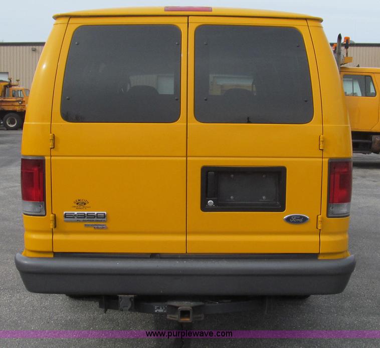 image for item E3861 2006 Ford E350 van