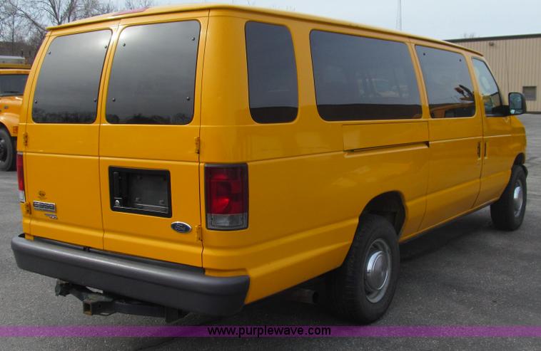 image for item E3861 2006 Ford E350 van