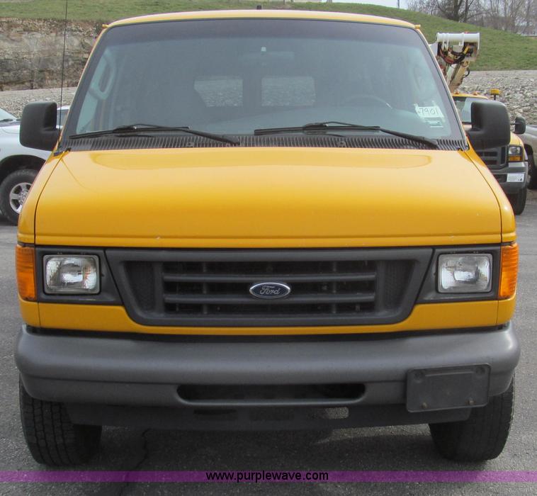 image for item E3861 2006 Ford E350 van