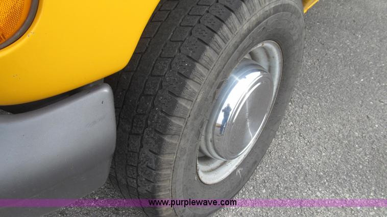 image for item E3861 2006 Ford E350 van