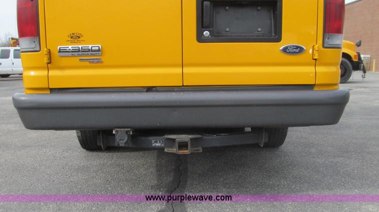 image for item E3861 2006 Ford E350 van