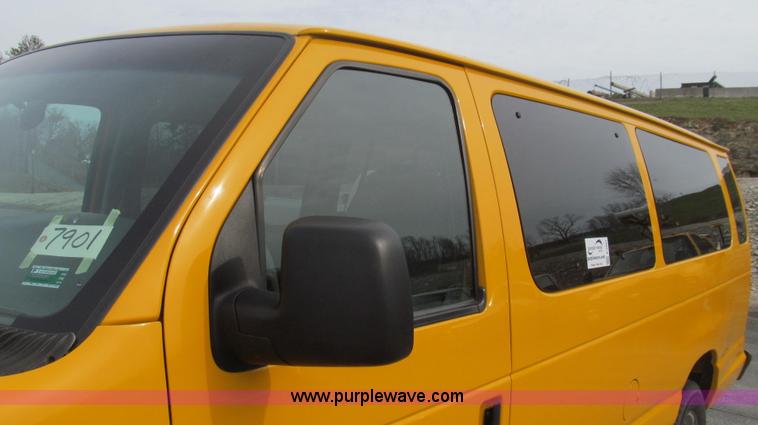 image for item E3861 2006 Ford E350 van
