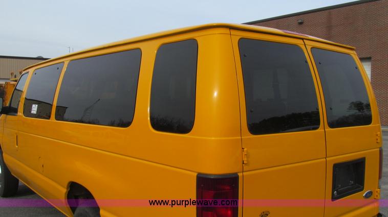 image for item E3861 2006 Ford E350 van