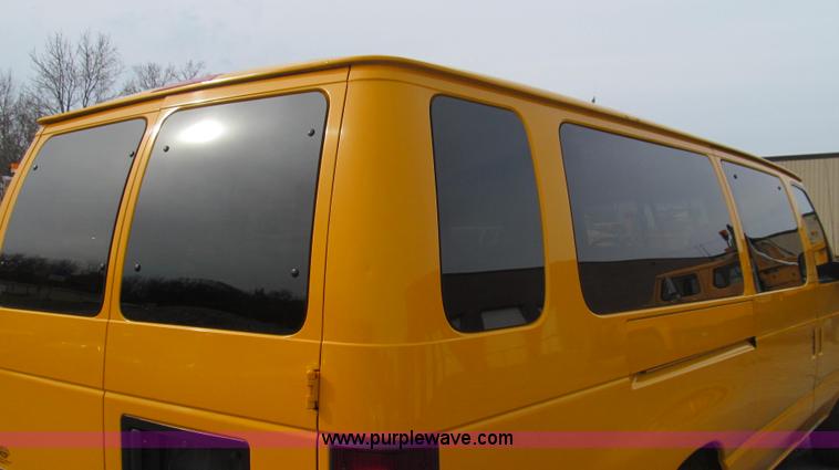 image for item E3861 2006 Ford E350 van