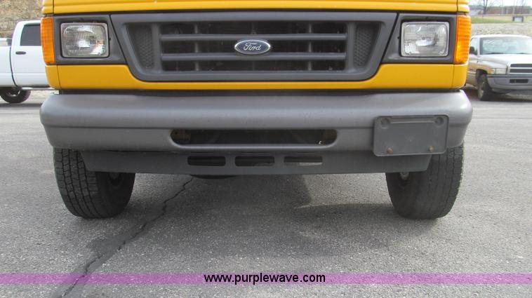 image for item E3861 2006 Ford E350 van