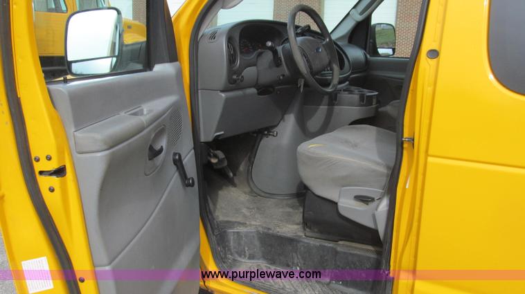 image for item E3861 2006 Ford E350 van