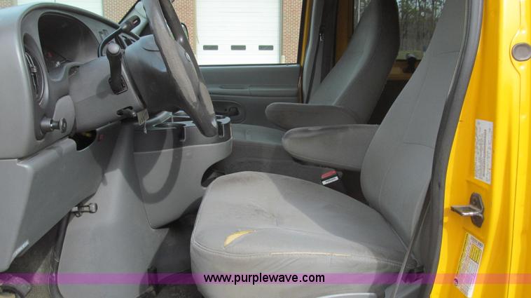 image for item E3861 2006 Ford E350 van