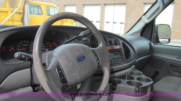 image for item E3861 2006 Ford E350 van