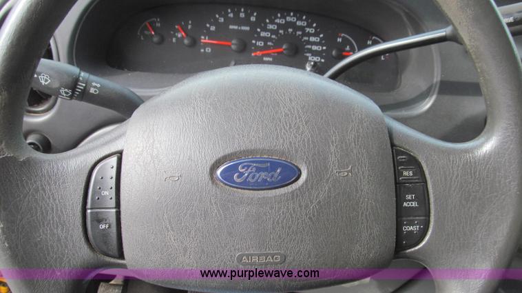 image for item E3861 2006 Ford E350 van