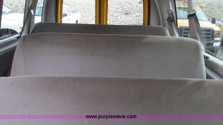 image for item E3861 2006 Ford E350 van
