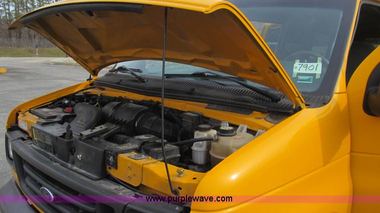image for item E3861 2006 Ford E350 van
